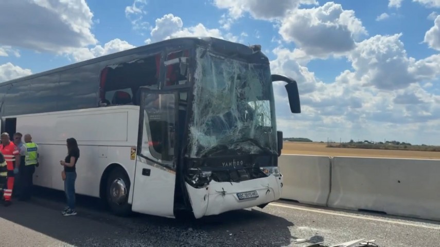 foto video accident intre un tir si un autocar pe pasajul dintre autostrada a2 si dn21 cinci copii au foto video accident intre un tir si un autocar pe pasajul dintre autostrada a2 si dn21 cinci copii au