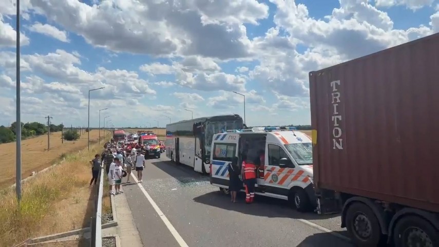 foto video accident intre un tir si un autocar pe pasajul dintre autostrada a2 si dn21 cinci copii au foto video accident intre un tir si un autocar pe pasajul dintre autostrada a2 si dn21 cinci copii au