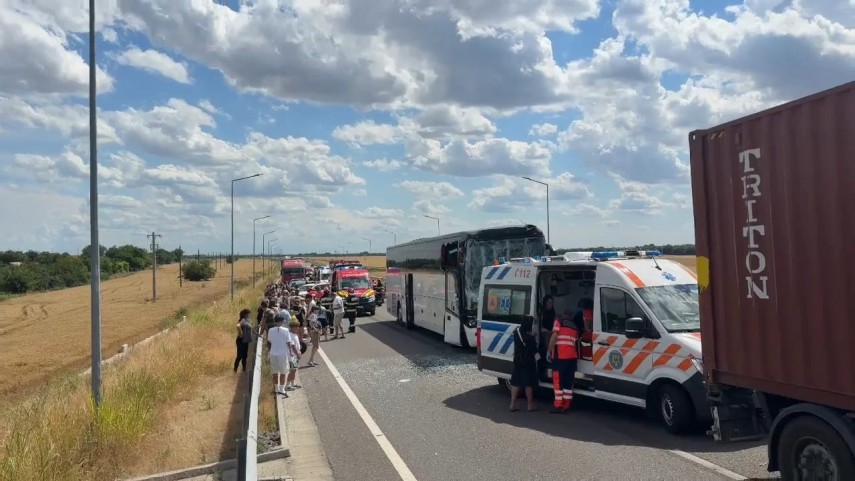 foto video accident intre un tir si un autocar pe pasajul dintre autostrada a2 si dn21 cinci copii au foto video accident intre un tir si un autocar pe pasajul dintre autostrada a2 si dn21 cinci copii au