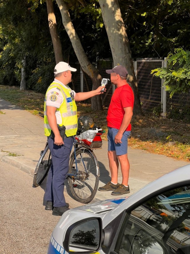 foto actiune a politistilor din tulcea pentru siguranta biciclistilor si utilizatorilor de trotinete foto actiune a politistilor din tulcea pentru siguranta biciclistilor si utilizatorilor de trotinete