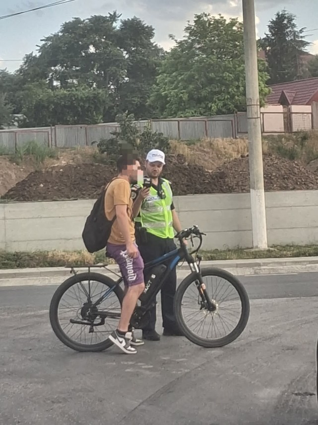 foto actiune a politistilor din tulcea pentru siguranta biciclistilor si utilizatorilor de trotinete foto actiune a politistilor din tulcea pentru siguranta biciclistilor si utilizatorilor de trotinete
