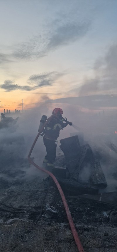 stiri constanta foto video incendiu puternic in mamaia doua beach bar uri au fost distruse de flacari stiri constanta foto video incendiu puternic in mamaia doua beach bar uri au fost distruse de flacari