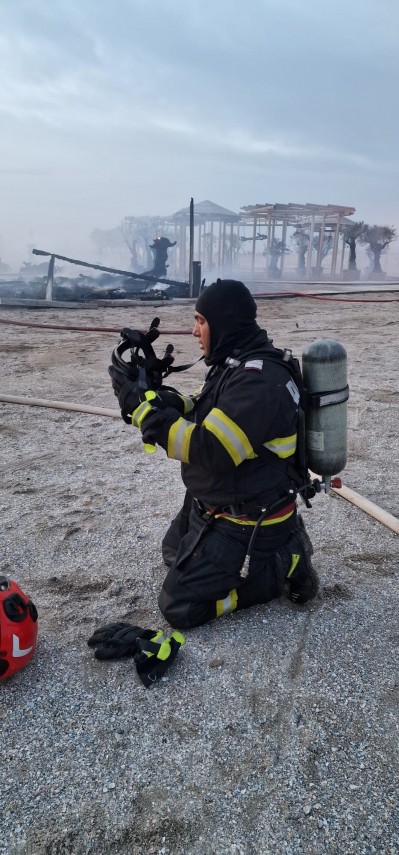 stiri constanta foto video incendiu puternic in mamaia doua beach bar uri au fost distruse de flacari stiri constanta foto video incendiu puternic in mamaia doua beach bar uri au fost distruse de flacari