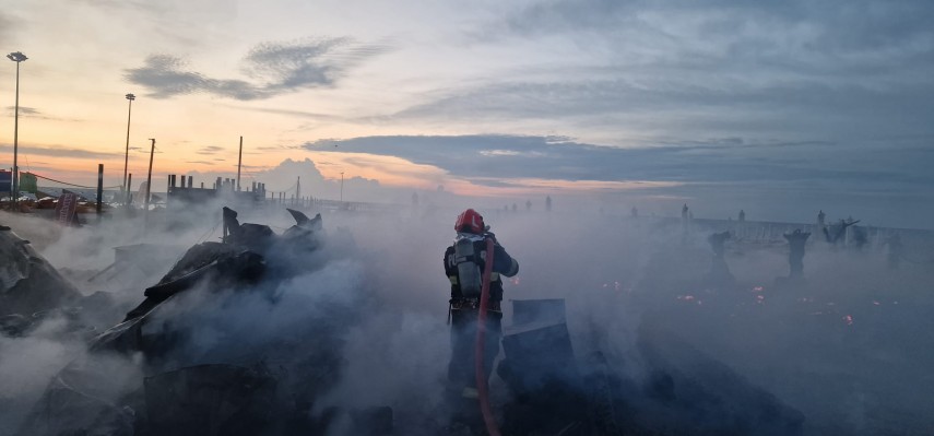 stiri constanta foto video incendiu puternic in mamaia doua beach bar uri au fost distruse de flacari stiri constanta foto video incendiu puternic in mamaia doua beach bar uri au fost distruse de flacari