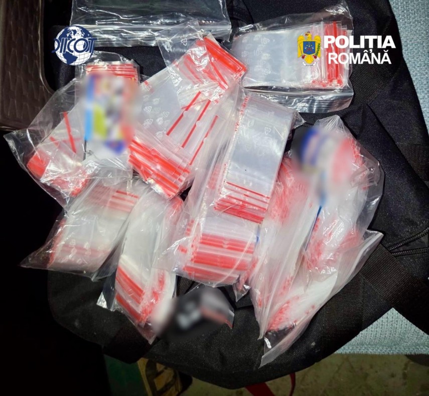 foto barbat retinut de diicot dupa ce a adus din marea britanie peste un kilogram de droguri de mare foto barbat retinut de diicot dupa ce a adus din marea britanie peste un kilogram de droguri de mare