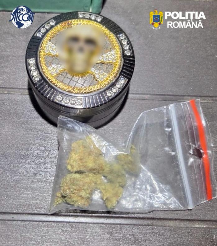foto barbat retinut de diicot dupa ce a adus din marea britanie peste un kilogram de droguri de mare foto barbat retinut de diicot dupa ce a adus din marea britanie peste un kilogram de droguri de mare