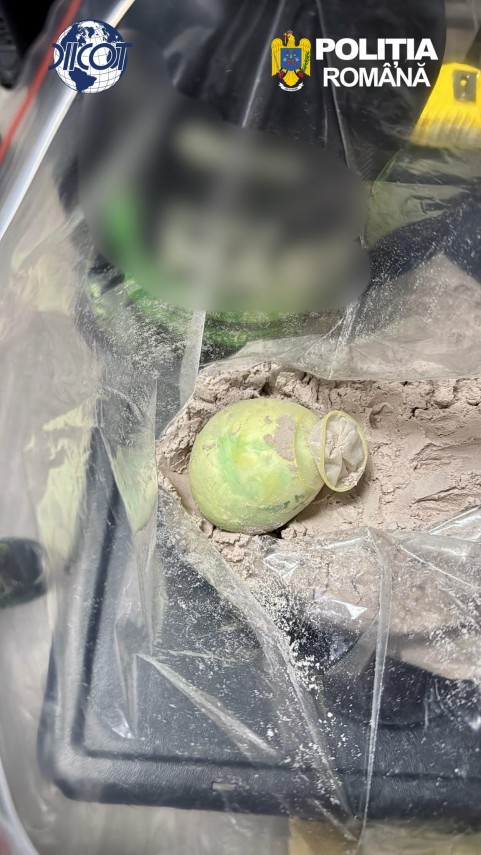 foto barbat retinut de diicot dupa ce a adus din marea britanie peste un kilogram de droguri de mare foto barbat retinut de diicot dupa ce a adus din marea britanie peste un kilogram de droguri de mare