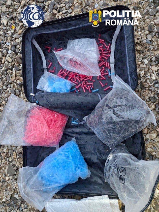 foto barbat retinut de diicot dupa ce a adus din marea britanie peste un kilogram de droguri de mare foto barbat retinut de diicot dupa ce a adus din marea britanie peste un kilogram de droguri de mare