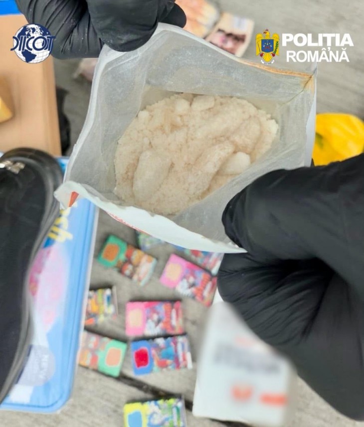 foto barbat retinut de diicot dupa ce a adus din marea britanie peste un kilogram de droguri de mare foto barbat retinut de diicot dupa ce a adus din marea britanie peste un kilogram de droguri de mare