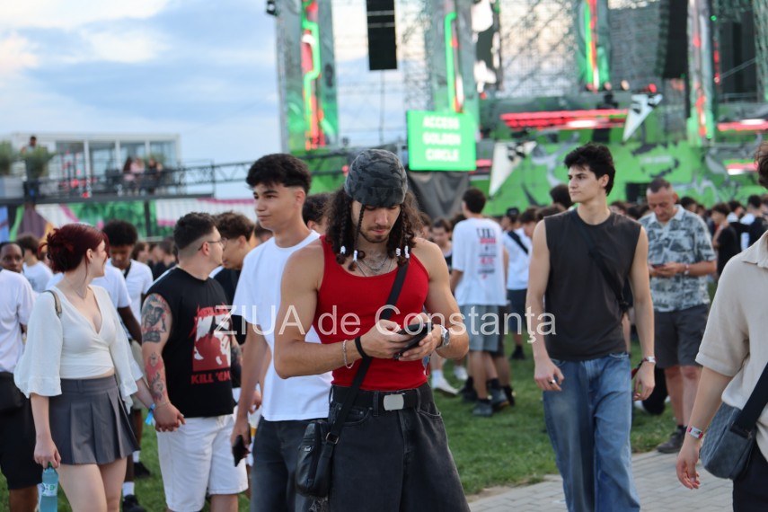 foto atmosfera incendiara in prima zi a festivalului beach please tinerii au luat cu asalt litoralul foto atmosfera incendiara in prima zi a festivalului beach please tinerii au luat cu asalt litoralul