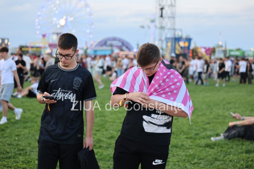foto atmosfera incendiara in prima zi a festivalului beach please tinerii au luat cu asalt litoralul foto atmosfera incendiara in prima zi a festivalului beach please tinerii au luat cu asalt litoralul