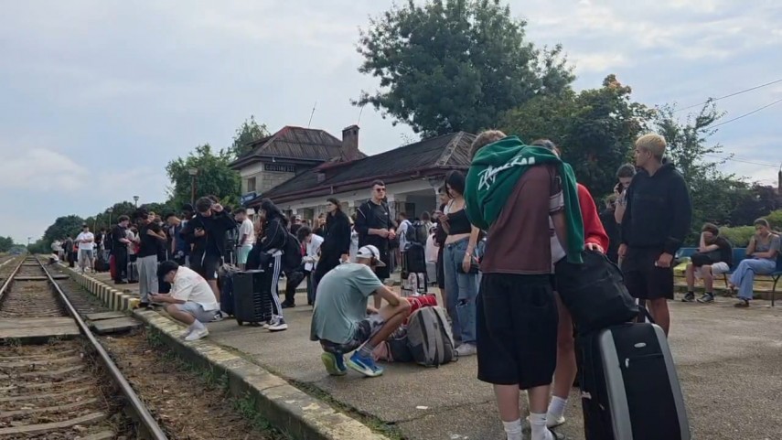 foto video gara din costinesti aglomerata la finalul festivalului beach please 2026 sute de persoane foto video gara din costinesti aglomerata la finalul festivalului beach please 2026 sute de persoane