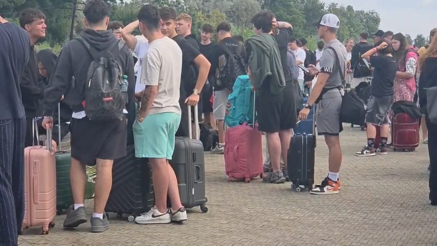 foto video gara din costinesti aglomerata la finalul festivalului beach please 2026 sute de persoane foto video gara din costinesti aglomerata la finalul festivalului beach please 2026 sute de persoane