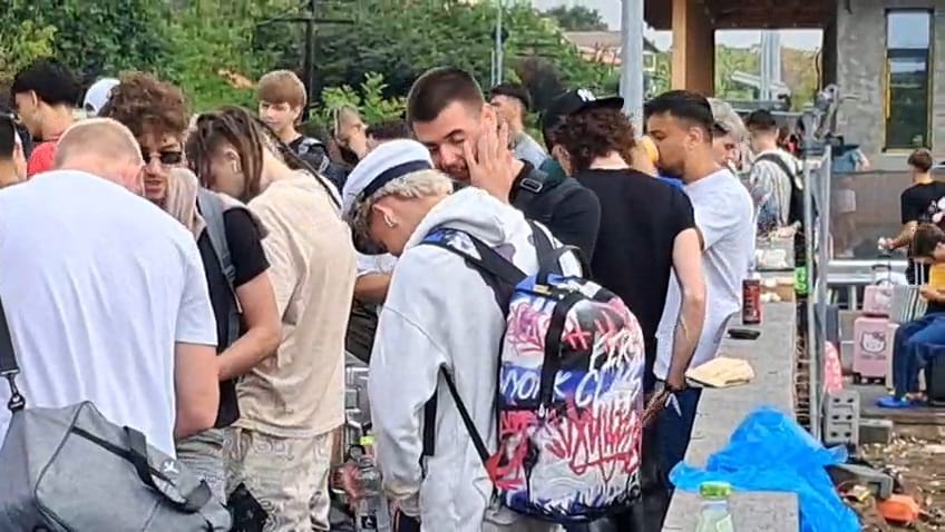 foto video gara din costinesti aglomerata la finalul festivalului beach please 2026 sute de persoane foto video gara din costinesti aglomerata la finalul festivalului beach please 2026 sute de persoane