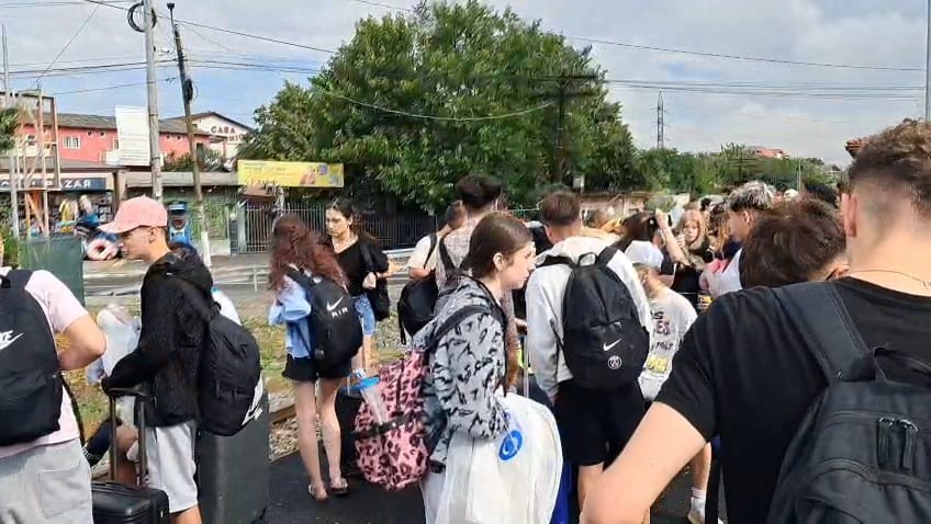 foto video gara din costinesti aglomerata la finalul festivalului beach please 2026 sute de persoane foto video gara din costinesti aglomerata la finalul festivalului beach please 2026 sute de persoane