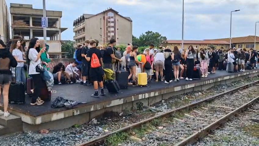 foto video gara din costinesti aglomerata la finalul festivalului beach please 2026 sute de persoane foto video gara din costinesti aglomerata la finalul festivalului beach please 2026 sute de persoane