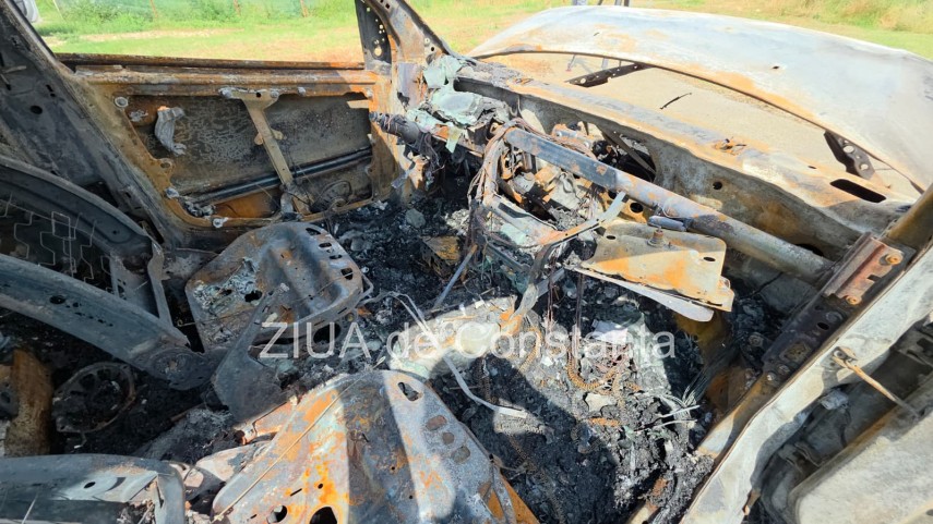 foto video imagini cu autoturismul si usa sediului politiei vama veche incendiate de un individ de 36 foto video imagini cu autoturismul si usa sediului politiei vama veche incendiate de un individ de 36