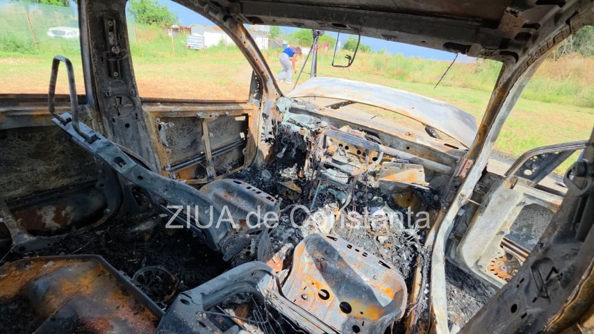 foto video imagini cu autoturismul si usa sediului politiei vama veche incendiate de un individ de 36 foto video imagini cu autoturismul si usa sediului politiei vama veche incendiate de un individ de 36