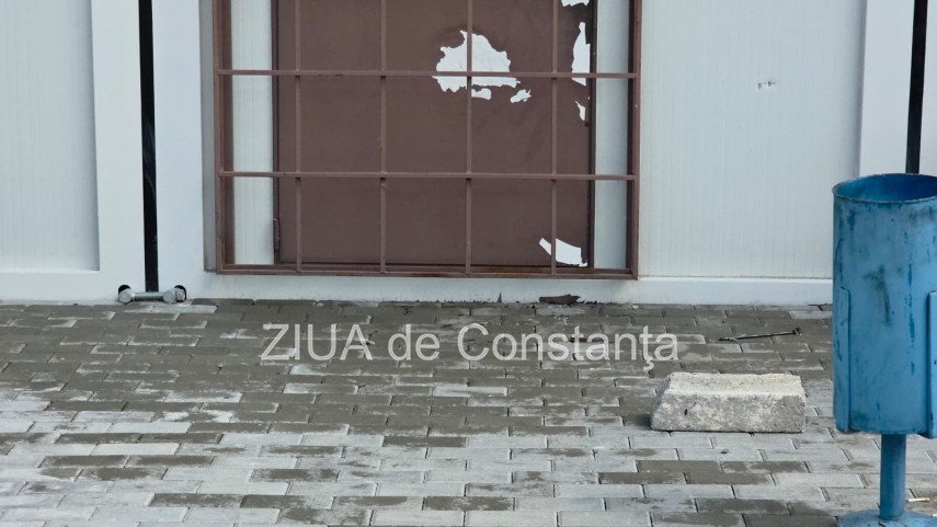 foto video imagini cu autoturismul si usa sediului politiei vama veche incendiate de un individ de 36 foto video imagini cu autoturismul si usa sediului politiei vama veche incendiate de un individ de 36