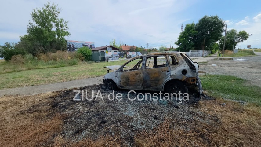 foto video imagini cu autoturismul si usa sediului politiei vama veche incendiate de un individ de 36 foto video imagini cu autoturismul si usa sediului politiei vama veche incendiate de un individ de 36