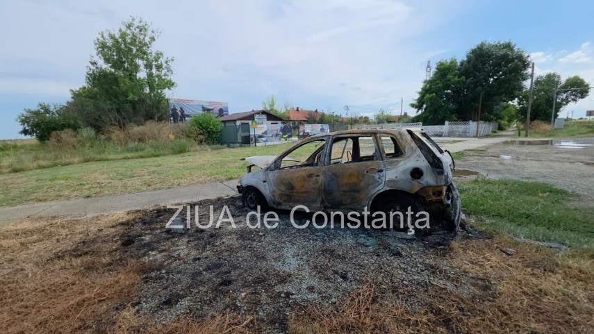 foto video imagini cu autoturismul si usa sediului politiei vama veche incendiate de un individ de 36 foto video imagini cu autoturismul si usa sediului politiei vama veche incendiate de un individ de 36