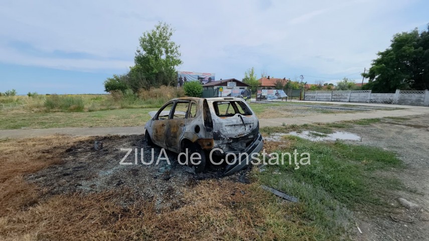 foto video imagini cu autoturismul si usa sediului politiei vama veche incendiate de un individ de 36 foto video imagini cu autoturismul si usa sediului politiei vama veche incendiate de un individ de 36