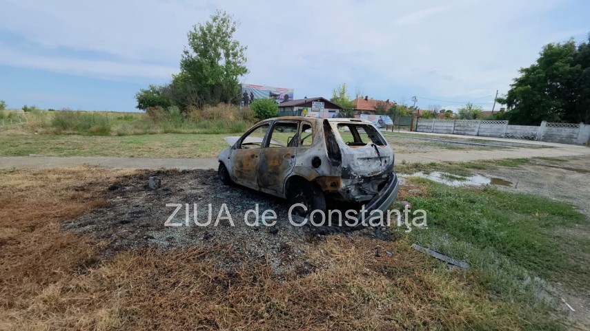 foto video imagini cu autoturismul si usa sediului politiei vama veche incendiate de un individ de 36 foto video imagini cu autoturismul si usa sediului politiei vama veche incendiate de un individ de 36