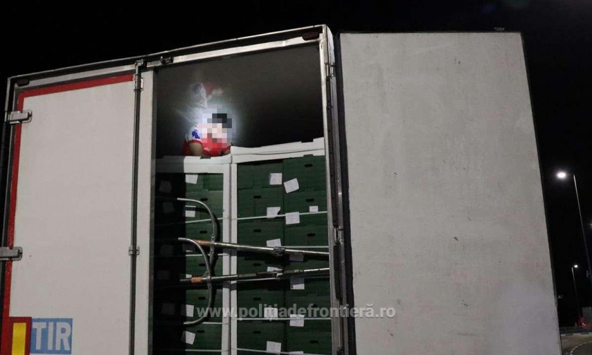 foto cetatean turc descoperit ascuns intr un camion cu pepeni la calafat voia sa ajunga ilegal in germania foto cetatean turc descoperit ascuns intr un camion cu pepeni la calafat voia sa ajunga ilegal in germania
