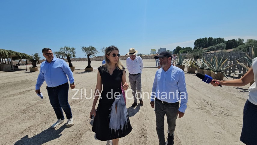foto video ministrul mediului diana buzoianu in control pe plaja din mamaia 946346 foto video ministrul mediului diana buzoianu in control pe plaja din mamaia 946346