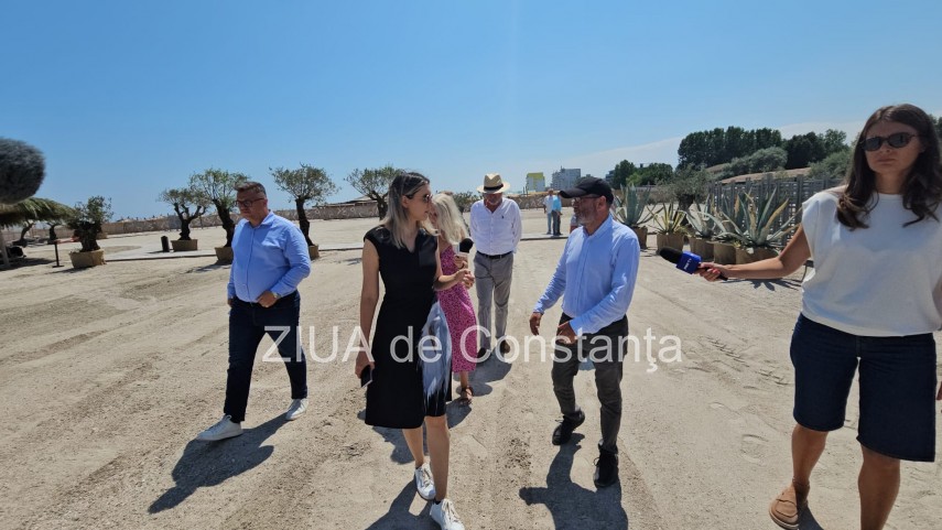foto video ministrul mediului diana buzoianu in control pe plaja din mamaia 946346 foto video ministrul mediului diana buzoianu in control pe plaja din mamaia 946346