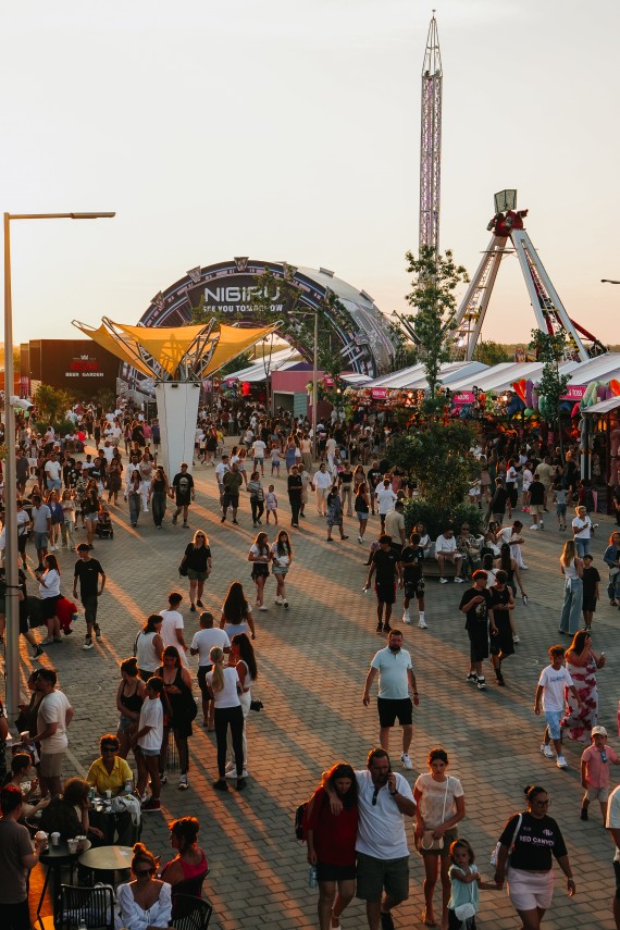 s a deschis cea mai mare statiune de entertainment de pe litoral nibiru prima zi sold out cu 50 000 vizitatorii s a deschis cea mai mare statiune de entertainment de pe litoral nibiru prima zi sold out cu 50 000 vizitatorii