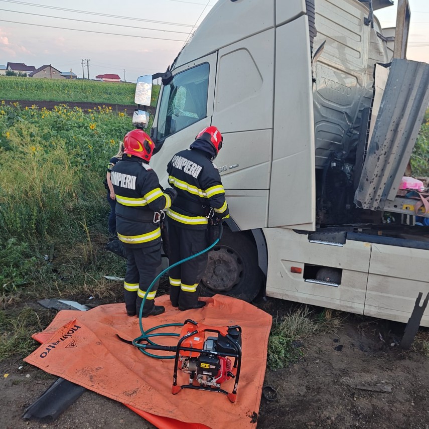 stiri romania impact violent intre un tir plin cu butelii si un autoturism sunt 6 victime doua fiind stiri romania impact violent intre un tir plin cu butelii si un autoturism sunt 6 victime doua fiind