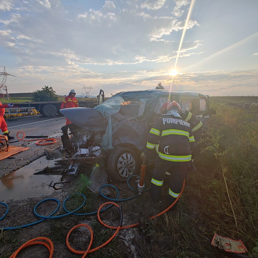 stiri romania impact violent intre un tir plin cu butelii si un autoturism sunt 6 victime doua fiind stiri romania impact violent intre un tir plin cu butelii si un autoturism sunt 6 victime doua fiind