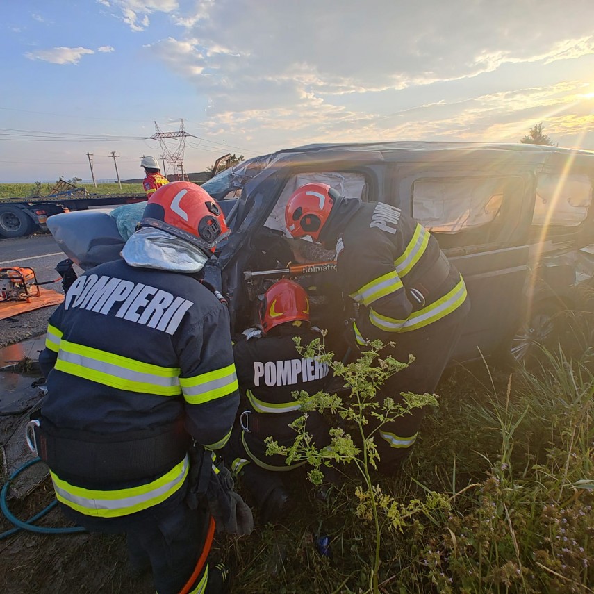 stiri romania impact violent intre un tir plin cu butelii si un autoturism sunt 6 victime doua fiind stiri romania impact violent intre un tir plin cu butelii si un autoturism sunt 6 victime doua fiind