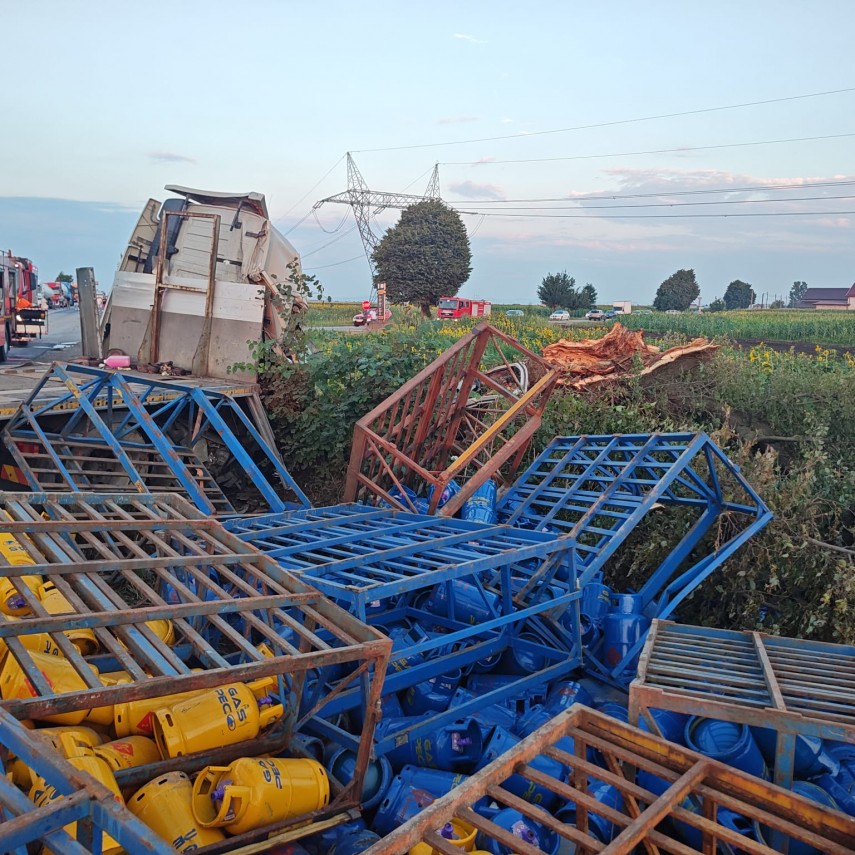 stiri romania impact violent intre un tir plin cu butelii si un autoturism sunt 6 victime doua fiind stiri romania impact violent intre un tir plin cu butelii si un autoturism sunt 6 victime doua fiind