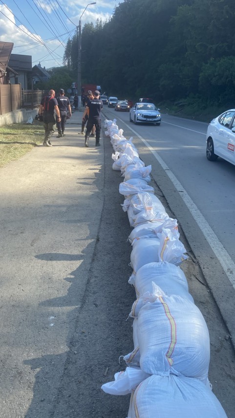 foto video pompierii ridica baraje din saci cu nisip in busteni mobilizare de urgenta la telecabina si foto video pompierii ridica baraje din saci cu nisip in busteni mobilizare de urgenta la telecabina si