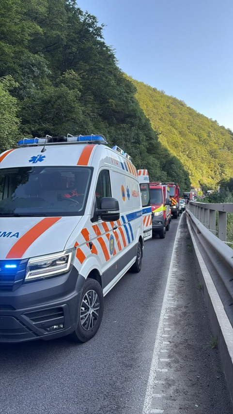 stiri romania update un bolovan a cazut peste un autoturism pe dn 7 un barbat de 71 de ani a decedat stiri romania update un bolovan a cazut peste un autoturism pe dn 7 un barbat de 71 de ani a decedat