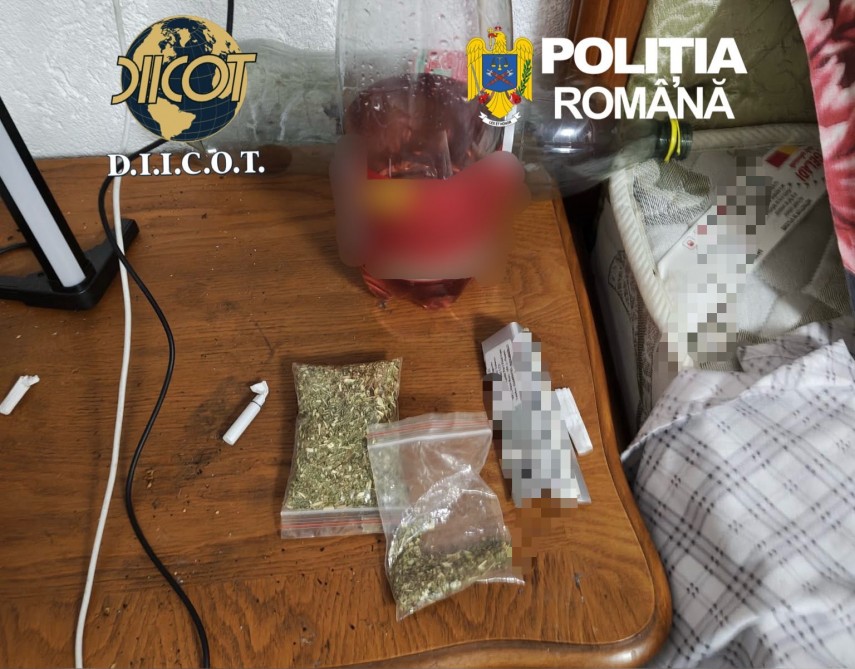 foto perchezitii diicot inculpatii vindeau substante interzise direct din curte si au incercat sa arunce foto perchezitii diicot inculpatii vindeau substante interzise direct din curte si au incercat sa arunce