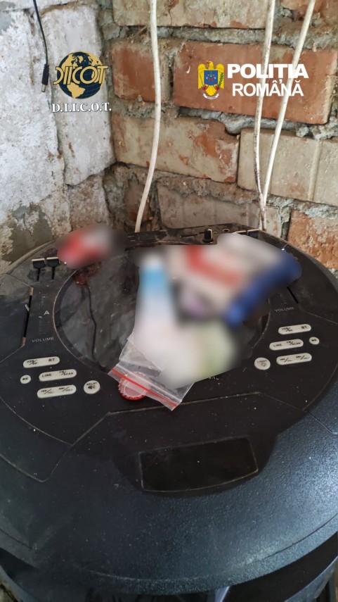 foto perchezitii diicot inculpatii vindeau substante interzise direct din curte si au incercat sa arunce foto perchezitii diicot inculpatii vindeau substante interzise direct din curte si au incercat sa arunce