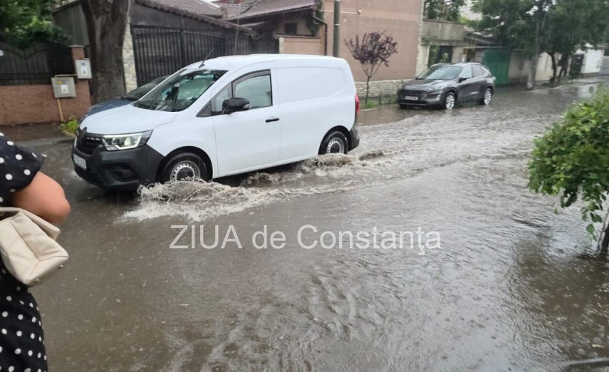 video ploua torential la constanta judetul se afla sub avertizare cod portocaliu turistii alungati de video ploua torential la constanta judetul se afla sub avertizare cod portocaliu turistii alungati de