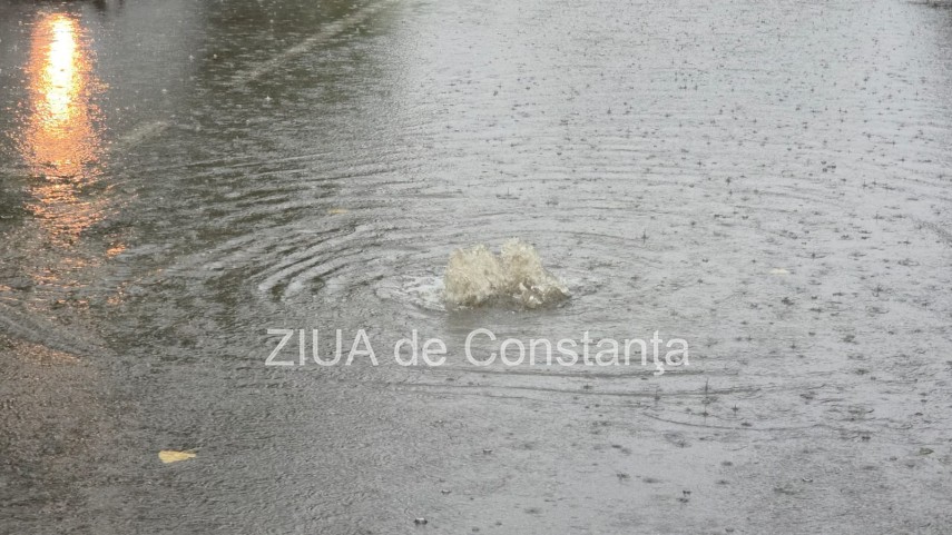 video ploua torential la constanta judetul se afla sub avertizare cod portocaliu turistii alungati de video ploua torential la constanta judetul se afla sub avertizare cod portocaliu turistii alungati de