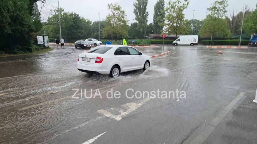 video ploua torential la constanta judetul se afla sub avertizare cod portocaliu turistii alungati de video ploua torential la constanta judetul se afla sub avertizare cod portocaliu turistii alungati de