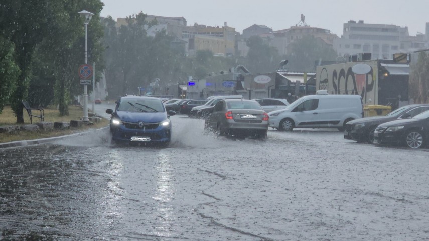 video ploua torential la constanta judetul se afla sub avertizare cod portocaliu turistii alungati de video ploua torential la constanta judetul se afla sub avertizare cod portocaliu turistii alungati de