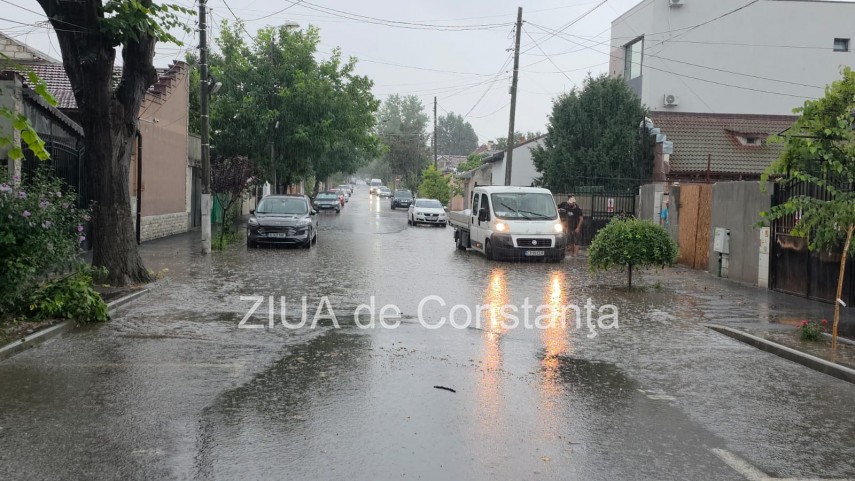 video ploua torential la constanta judetul se afla sub avertizare cod portocaliu turistii alungati de video ploua torential la constanta judetul se afla sub avertizare cod portocaliu turistii alungati de