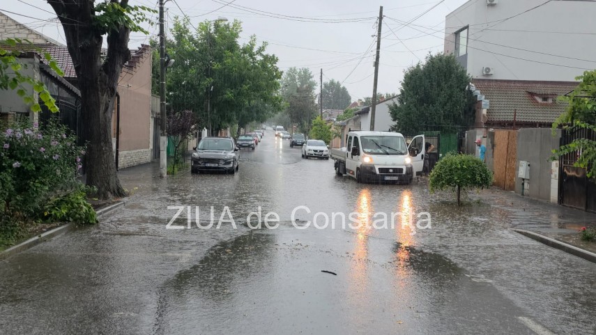 video ploua torential la constanta judetul se afla sub avertizare cod portocaliu turistii alungati de video ploua torential la constanta judetul se afla sub avertizare cod portocaliu turistii alungati de