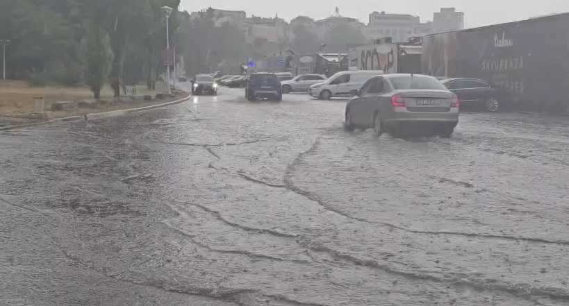 video ploua torential la constanta judetul se afla sub avertizare cod portocaliu turistii alungati de video ploua torential la constanta judetul se afla sub avertizare cod portocaliu turistii alungati de