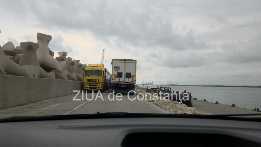 foto video aglomeratie in portul constanta coada de peste 2 km pe digul de nord mai multe tiruri asteapta foto video aglomeratie in portul constanta coada de peste 2 km pe digul de nord mai multe tiruri asteapta
