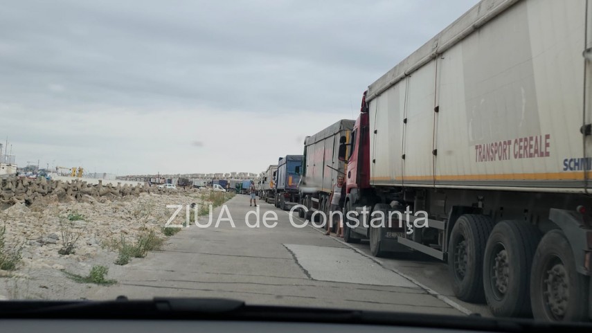 foto video aglomeratie in portul constanta coada de peste 2 km pe digul de nord mai multe tiruri asteapta foto video aglomeratie in portul constanta coada de peste 2 km pe digul de nord mai multe tiruri asteapta