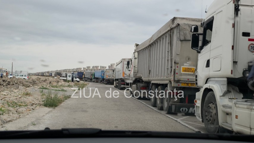 foto video aglomeratie in portul constanta coada de peste 2 km pe digul de nord mai multe tiruri asteapta foto video aglomeratie in portul constanta coada de peste 2 km pe digul de nord mai multe tiruri asteapta