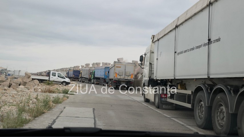 foto video aglomeratie in portul constanta coada de peste 2 km pe digul de nord mai multe tiruri asteapta foto video aglomeratie in portul constanta coada de peste 2 km pe digul de nord mai multe tiruri asteapta